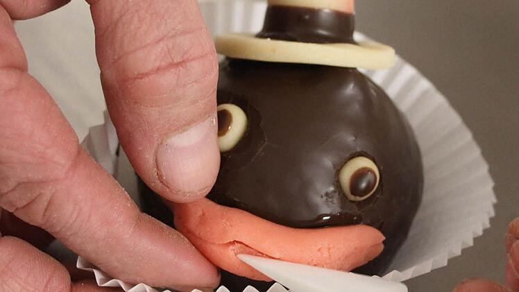 Ralf Groß backt zur Faschingszeit original-Mohrenköpfe. Jedes Stück ist aufwendige und liebevolle Handarbeit. Fotos: Sonja Adam