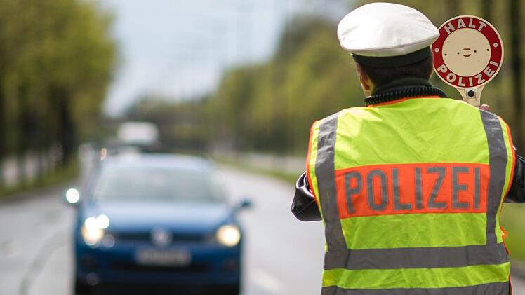 An 59 Messstellen in Oberfranken hat die Polizei beim Blitzmarathon 2017 für 24 Stunden den Verkehr überwacht. Das ist ihre Bilanz. Foto: Matthias Balk/dpa
