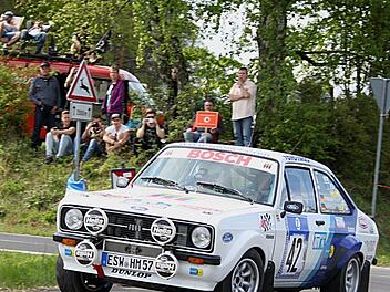 Herbert Möller genoss die Fahrt in seinem wunderschönen Ford Escort, umrahmt von zahlreichen Rallye-Fans. Fotos: Karlheinz Franz
