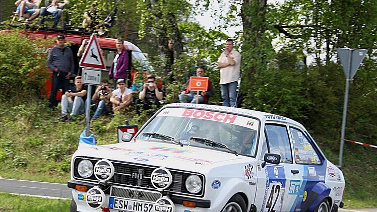 Herbert Möller genoss die Fahrt in seinem wunderschönen Ford Escort, umrahmt von zahlreichen Rallye-Fans. Fotos: Karlheinz Franz