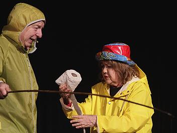 Zwei Bayern in Schweden  - bei Hanns Meilhamer und Claudia Schlenger alias Herbert und Schnipsi wird das erwartungsgemäß ein Griff ins Klo. Die Vollblut-Komödianten gewährten am Donnerstagabend in der Stadthalle Ein- und vor allem Rückblicke auf 35 Jahre gemeinsames Schaffen.Jochen Nützel