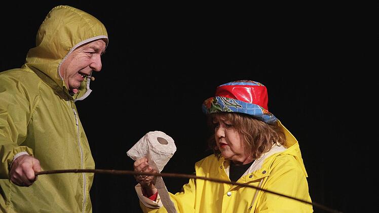 Zwei Bayern in Schweden  - bei Hanns Meilhamer und Claudia Schlenger alias Herbert und Schnipsi wird das erwartungsgemäß ein Griff ins Klo. Die Vollblut-Komödianten gewährten am Donnerstagabend in der Stadthalle Ein- und vor allem Rückblicke auf 35 Jahre gemeinsames Schaffen.Jochen Nützel