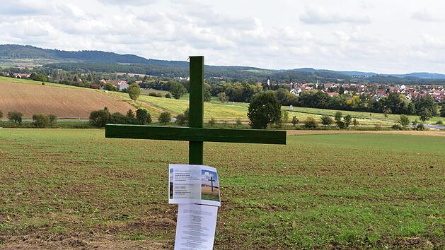 Gr&uuml;ne Kreuze als Mahnung an Politik und Gesellschaft Foto: Petra Malbrich