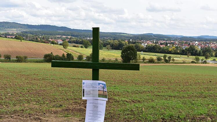 Grüne Kreuze als Mahnung an Politik und Gesellschaft Foto: Petra Malbrich
