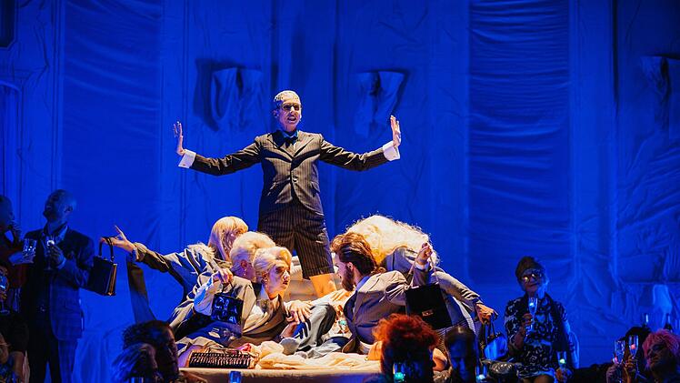 Turbulent und bunt: Szene aus der Coburger Neuinszenierung der Strauß-Operette "Die Fledermaus" am LandestheaterFoto: Sebastian Buff