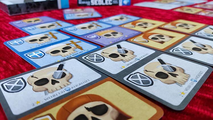 Spiele-Test Das Beinhaus von Sedlec: Minimalistische Kartenspiel-Empfehlung mit Domino-Schädeln