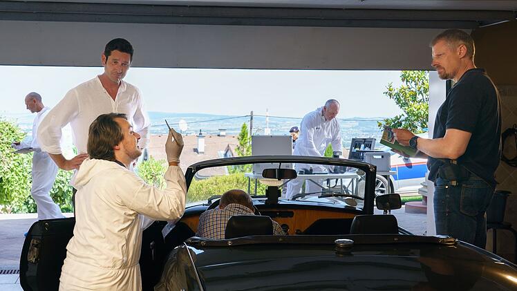 Ja, was haben wir denn da? Spurensicherer Julius Rubatsch (Max Fischnaller, vorne links) hat im Auto, in dem Werner Novotny (Franz Bohac, Mitte) starb, etwas gefunden. Hilft das Major Max Herzog (Martin Gruber, rechts) und Bezirksinspektor Klaus Lechner (Andreas Kiendl, zweiter von links) weiter?