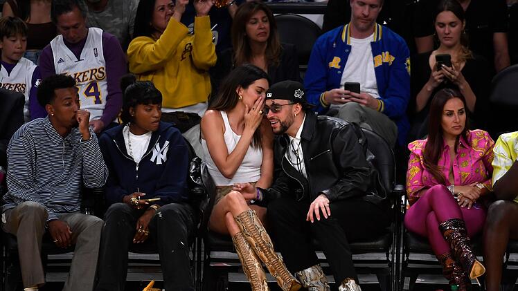 Es waren Aufnahmen wie diese, die 2023 f&uuml;r gro&szlig;e Schlagzeilen um Bad Bunny sorgten: Der Rapper nahm gemeinsam mit Model Kendall Jenner an einem Basketball-Spiel teil. Wenig sp&auml;ter wurde die Beziehung der beiden bekannt.