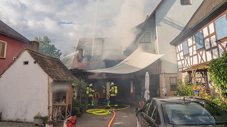 Scheunenbrand in Forchheim: 100 Einsatzkr&auml;fte bek&auml;mpfen Flammen