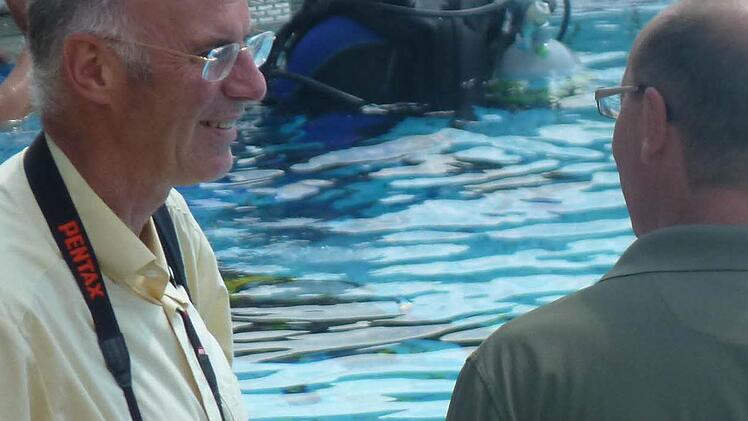 Reporter Werner Vogel interviewt den Bademeister.