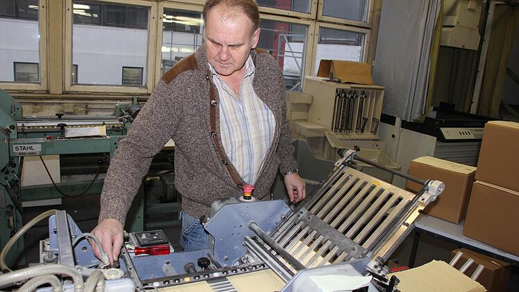 erin Hild beim Falzen