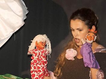 Multitalent Ingrit Gabriel hat auf der Bühne jede Menge zu bieten: Mit Schauspiel, Parodie, Gesang und Handpuppenspiel begeisterte sie im Stück "Verliebt, verlobt, verschwunden" das Publikum imFrankenwaldtheater. Foto: Sonja Adam