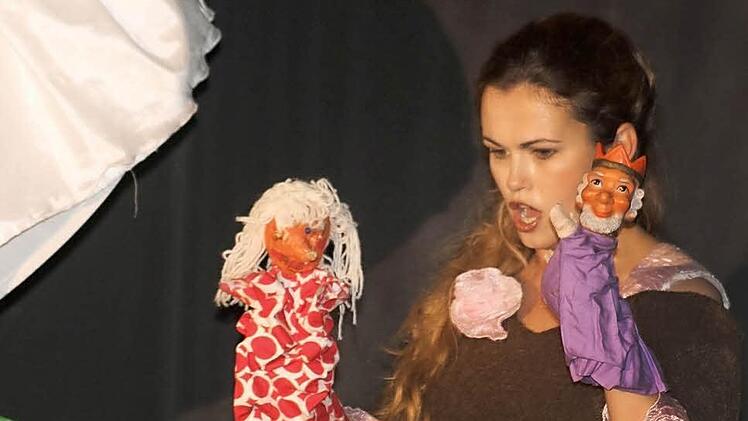 Multitalent Ingrit Gabriel hat auf der Bühne jede Menge zu bieten: Mit Schauspiel, Parodie, Gesang und Handpuppenspiel begeisterte sie im Stück "Verliebt, verlobt, verschwunden" das Publikum imFrankenwaldtheater. Foto: Sonja Adam