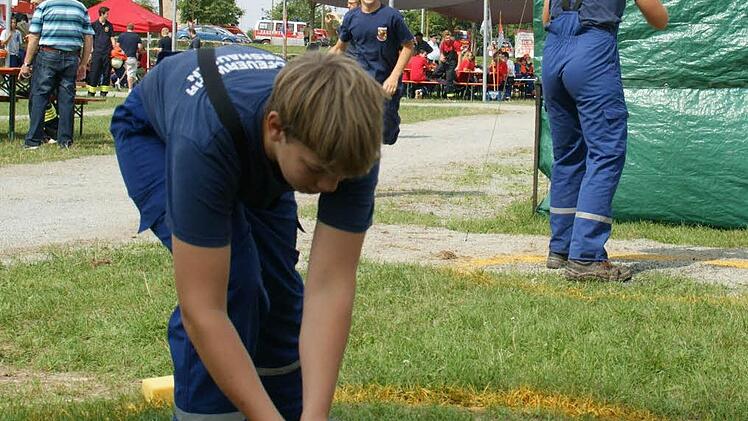 Nur wenn die Teamkollegen mit viel Gefühl geworfen und gefangen haben, kann am Ende noch Wasser im Eimer gesammelt werden. Hier zählte jeder Tropfen.