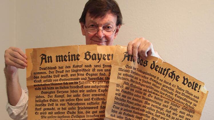 Dieter Sterneckert zeigt Plakate, mit denen die Deutschen zum Kriegsdienst aufgerufen wurden.