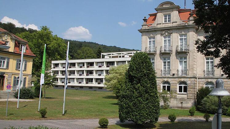 Der Spa-Flügel liegt zwischen Hauptgebäude und Vital Spa im Schlosspark des Staatsbades Bad Brückenau. Foto: Ulrike Müller