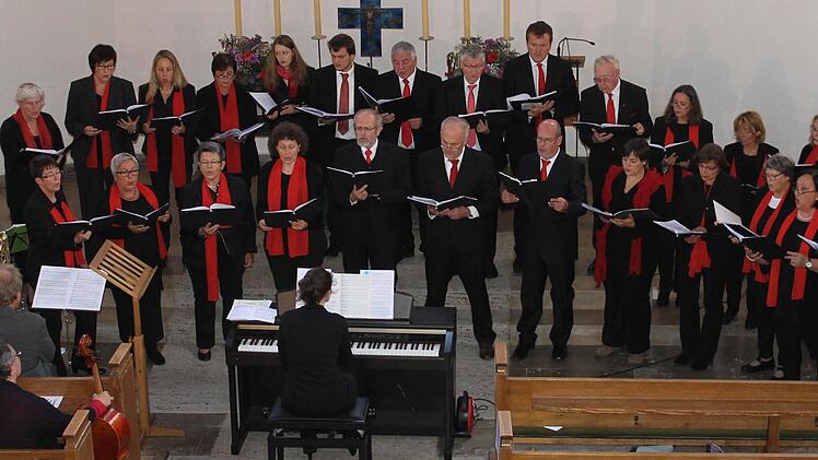 Der Chor "Cantabile" unter Leitung von Stefanie Schmitt (Piano).