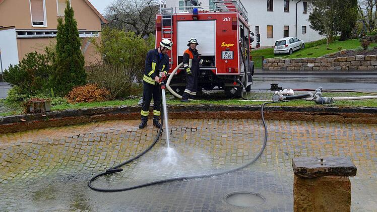 Hier ist Feuerwehrkommandant Thomas Geis dabei, das Becken des Sees auszuspritzen. Maschinist Christian Kirchner unterstützt ihn. Foto: Kathrin Kupka-Hahn