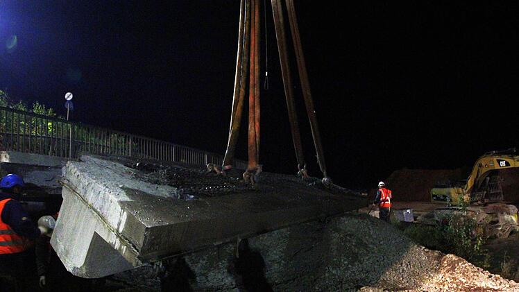Die Brücke zwischen Kersbach und Baiersdorf wird demontiert. Foto: Josef Hofbauer