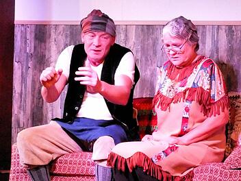 Für turbulente Szenen bei der Komödie "Spuk im Pfarrhaus" sorgen als Hüter des Messweines Mesner Alois (Klaus Ullrich) und Pfarrköchin Ilse (Theresia Baum).
