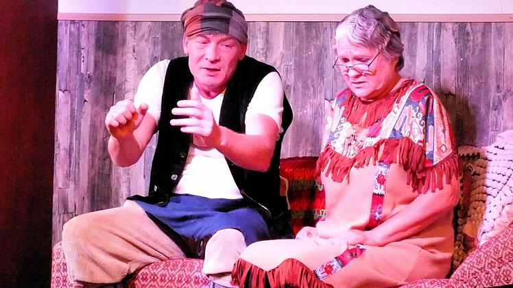 Für turbulente Szenen bei der Komödie "Spuk im Pfarrhaus" sorgen als Hüter des Messweines Mesner Alois (Klaus Ullrich) und Pfarrköchin Ilse (Theresia Baum).