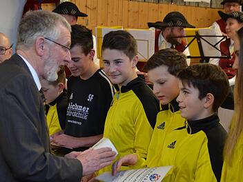 Bürgermeister Waldemar Bug zeichnete diesmal die nachwuchsfußballer des TSV Wollbach aus. Hier gratuliert er Maurice Ziegler (von rechts), daneben stehen Bastian Löschner, Luca Ehrenberg und Simon Feser. Links im Bild ist Trainer Ralf Weißensel zu sehen.  Fotos: Kathrin Kupka-Hahn