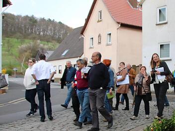 In Arnshausen fand im April 2017 ein Dorfspaziergang statt, bei dem die Bevölkerung über Pläne zu Umgestaltung des Dorfkerns diskutieren konnte. Die Maßnahme ist inzwischen angelaufen. Ralf Ruppert/Archiv