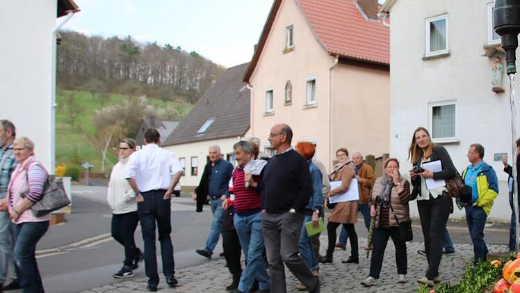 In Arnshausen fand im April 2017 ein Dorfspaziergang statt, bei dem die Bevölkerung über Pläne zu Umgestaltung des Dorfkerns diskutieren konnte. Die Maßnahme ist inzwischen angelaufen. Ralf Ruppert/Archiv