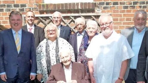 95. Geburtstag feierte in geistiger Frische jetzt Josef Schuster. Unser Bild zeigt Josef Schuster (vorne im Rollstuhl) zusammen mit Landrat Klaus Peter Söllner (Dritter von links), Bürgermeister Volker Schmiechen, den Verwandten und mit Vertretern der Vereine. Foto: Werner Oetter