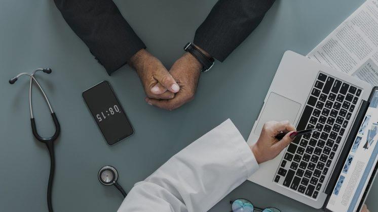 Ein Mathematikprofessor darf kein Sperma mehr spenden. Das Gesundheitsministerium sprach ein Verbot aus, das Material des 42-Jährigen zu verwenden.  Symbolbild: pixabay.com / rawpixel
