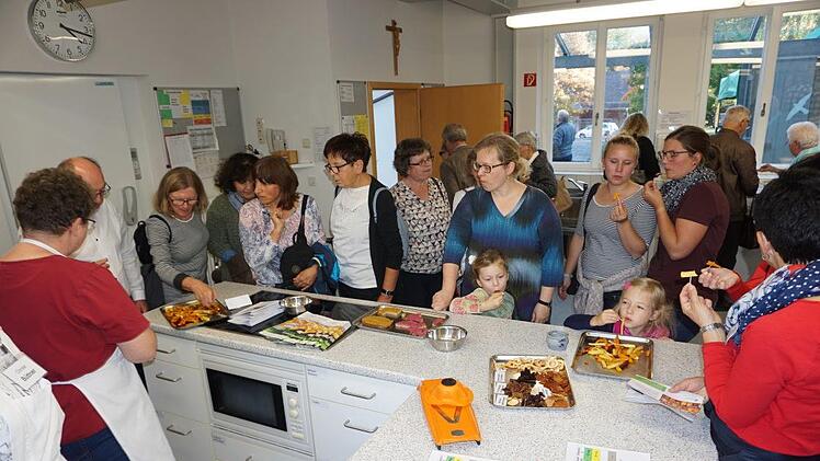 Gemüse-Pommes zu naschen, das gehörte auch dazu. Zuvor wurden den Besuchern die Herstellung gezeigt.Marion Eckert