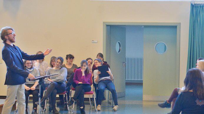Beim Info-Tag der Berufsfachschule für Musik Bad Königshofen war die komische Kantate "Der Schulmeister" von Georg Philipp Telemann das Highlight. Christophe Soergel war die Rolle des singenden Schulmeisters "auf den Leib geschrieben". Foto: Hanns Friedrich