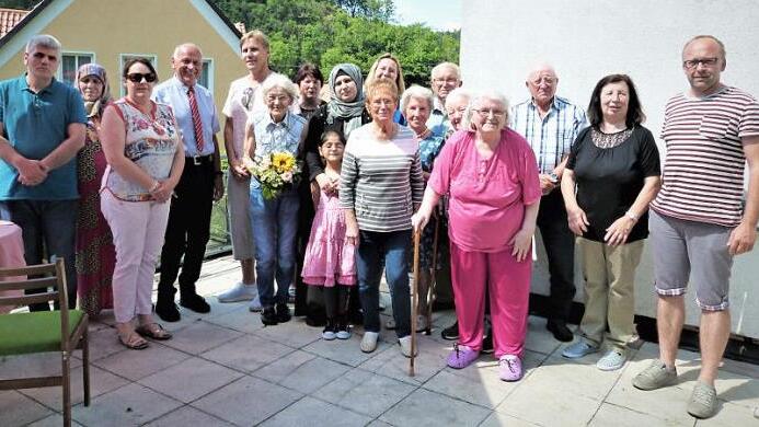 Gerlinde Hentschel (mit Blumen) im Kreis ihrer Geburtstagsgäste. Weiter nach links Sohn Marcus Hentschel, Bürgermeister Hermann Anselstetter und Schwiegertochter Marina Hentschel. Foto: Werner Reißaus