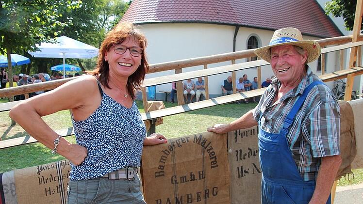 Elvira Reinhardt und Ludwig Klemens halten einen Plausch bei den alten Getreide- und Malzsäcken. Foto: Franz Böhmer