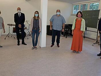 Im Herbst des vergangenen Jahres hofften Bürgermeister Jürgen Jäkel (2. v. l.) und die Verantwortlichen der Jugendkapelle, regelmäßig in den sanierten Räumen proben zu können.