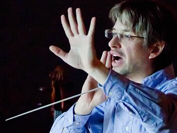 Klare Anweisungen: Roland Fister bei der Einspielung von Ausschnitten seiner Musical-Oper "Dorian Gray". Das Werk soll Anfang seine Uraufführung am Coburger Landestheater erleben.Fotos: Jochen Berger