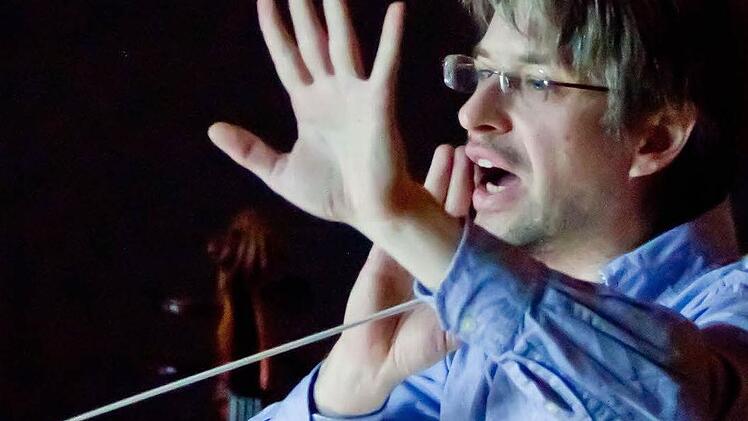 Klare Anweisungen: Roland Fister bei der Einspielung von Ausschnitten seiner Musical-Oper "Dorian Gray". Das Werk soll Anfang seine Uraufführung am Coburger Landestheater erleben.Fotos: Jochen Berger