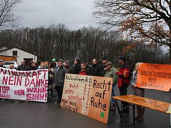On Pinzberg zeigten die Gegner der Windkraft Flagge.