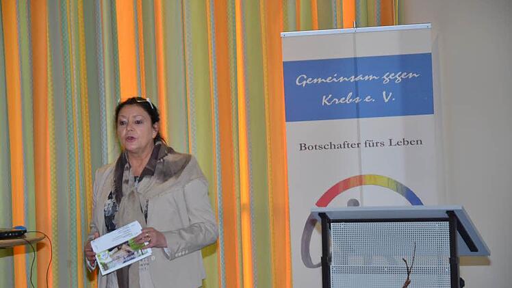 Onkologin und Vereinsvorsitzende Martina Stauch. Im Blickpunkt ihres Referats standen neue Therapien bei Brustkrebs. Foto: K.-H. Hofmann