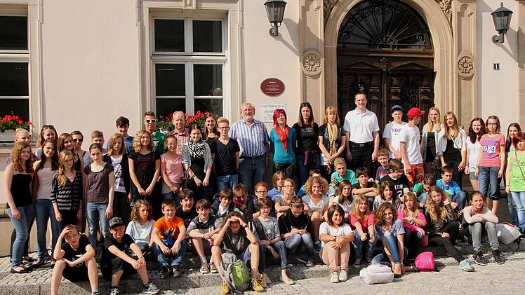 Die französischen Austauschschüler (sitzend) mit ihren deutschen Freunden beim Empfang im Rathaus.