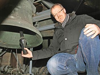 Der Kronacher Regionaldekan Thomas Teuchgräber hatte wegen der Glocken ganz oben im Turm der katholischen Stadtpfarrkirche St. Johannes der Täufer von der NPD eine Anzeige bekommen, denn er hat bis zum Ende einer Versammlung der Rechten auf dem Marienplatz geläutet und geläutet - und einfach nicht mehr aufgehört.  Foto: Sonja Adam