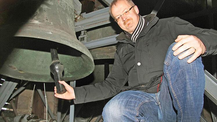 Der Kronacher Regionaldekan Thomas Teuchgräber hatte wegen der Glocken ganz oben im Turm der katholischen Stadtpfarrkirche St. Johannes der Täufer von der NPD eine Anzeige bekommen, denn er hat bis zum Ende einer Versammlung der Rechten auf dem Marienplatz geläutet und geläutet - und einfach nicht mehr aufgehört.  Foto: Sonja Adam