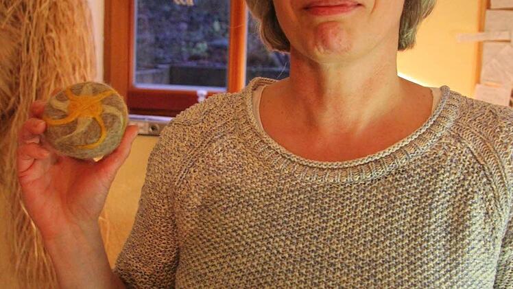 Die eingefilzte Seife mit der aufgefilzten Sonne ist das ganze Jahr über ein nettes Mitbringsel.