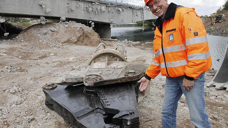 Reinhold Jöbstel zeigt eine Zange.