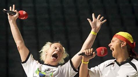 Das Eich und Atze Bauer performten ihren WM-Song "Unglaublich! Unser Garten ist Brasilien".