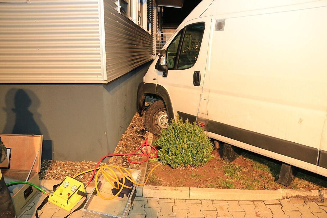 Transporter durchbricht Zaun