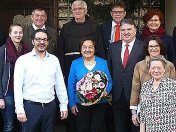 Ein Teil der Gratulantenschar (von links) Hans Nützel, Waldemar Hebda, Katharina Lurz, Erhard Hildner, Alexander Schiffauer, Pater Andreas, Jubilarin Annamaria Schiffauer, Peter Sandler, Landrat Klaus Peter Söllner, Doris Manz, Christina Marzog-Schiffauer, Mathilde Schiffauer, Heinz Kliesch, Bürgermeister Alfred Kolenda und Ludwig Schiffauer  Foto: kpw