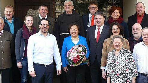 Ein Teil der Gratulantenschar (von links) Hans Nützel, Waldemar Hebda, Katharina Lurz, Erhard Hildner, Alexander Schiffauer, Pater Andreas, Jubilarin Annamaria Schiffauer, Peter Sandler, Landrat Klaus Peter Söllner, Doris Manz, Christina Marzog-Schiffauer, Mathilde Schiffauer, Heinz Kliesch, Bürgermeister Alfred Kolenda und Ludwig Schiffauer  Foto: kpw