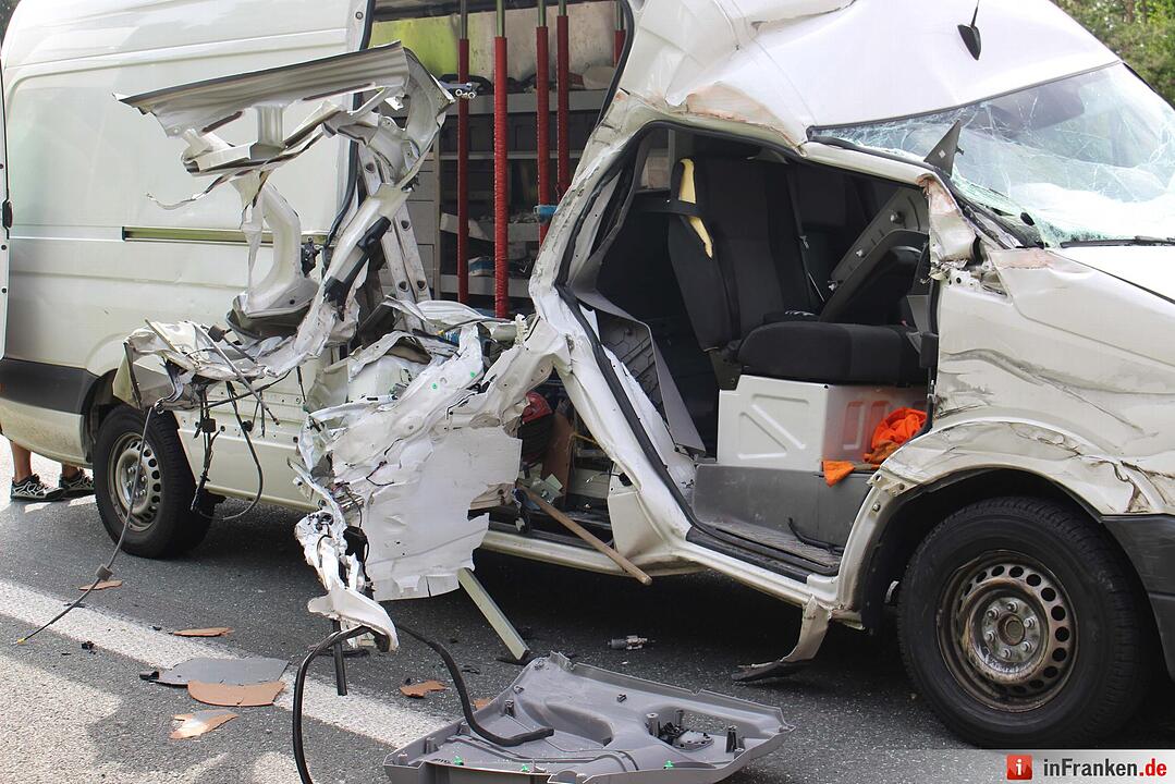 Transporter kollidiert mit Lkw auf der A9 - Kradfahrer stürzt