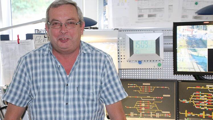 Stefan Volk ist einer von fünf Fahrdienstleitern, die sich im Elektronischen Stellwerk am Coburger Güterbahnhof die Schichten teilen.